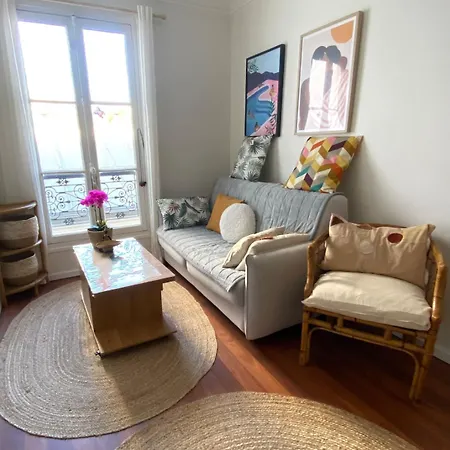 Charming Parisian Cocoon With Piano Paříž
